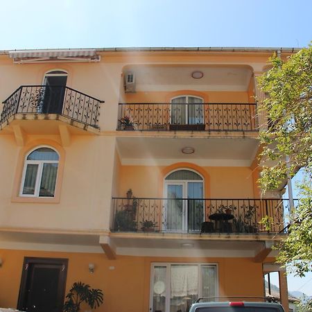 Yellow House - Vaja Sarpi Esterno foto