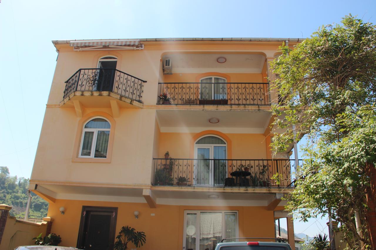 Yellow House - Vaja Sarpi Esterno foto