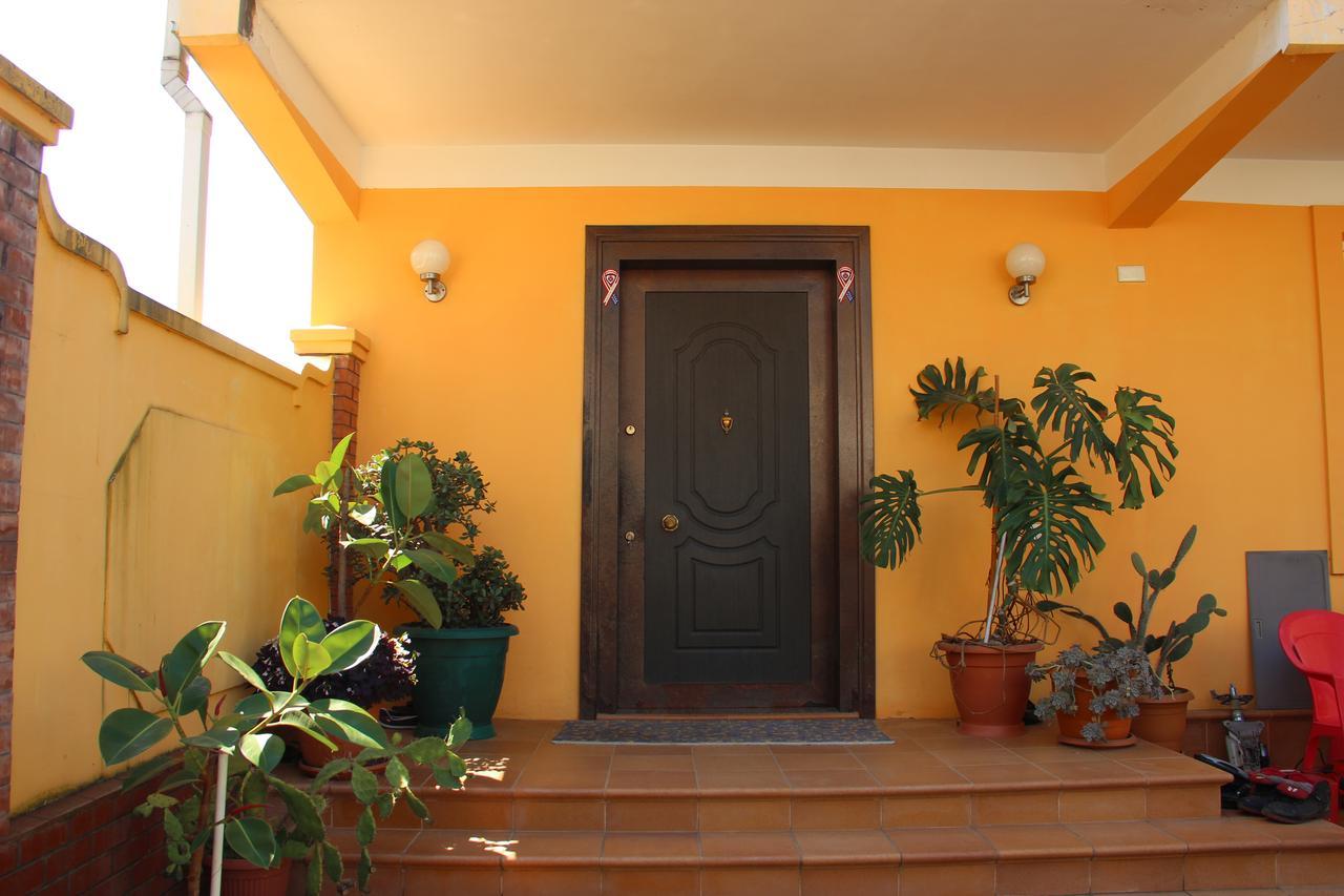 Yellow House - Vaja Sarpi Esterno foto